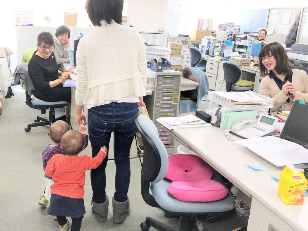 子連れの女性